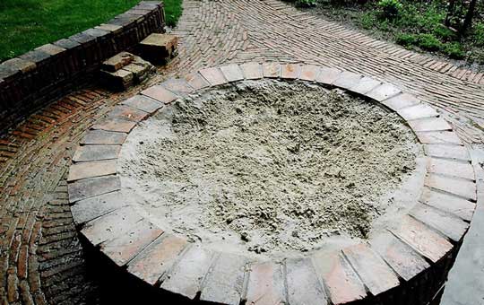 Sandkasten aus alten Dachbodenziegeln